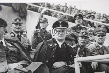 Preview: Foto  - SS-Brigadeführer und andere Generale in einem Sportstadion